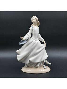Lladro Cinderella Lost Slipper Figurine 4828  Vintage Retired Missing Thumb